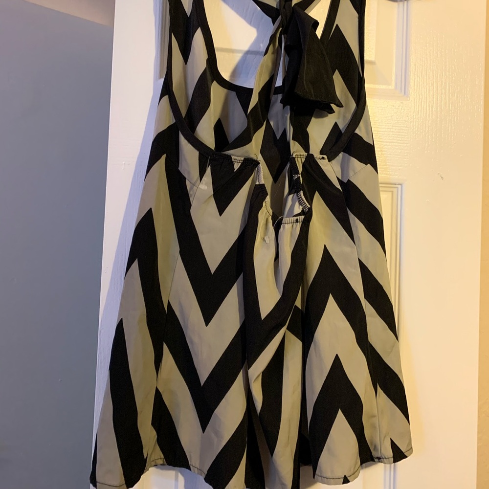 Chevron tan/black shirt